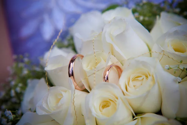 Anneaux sur fleurs de mariage blanches . — Photo