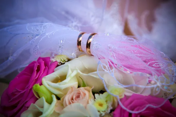 Snubní prsteny na svatební kytici. — Stock fotografie