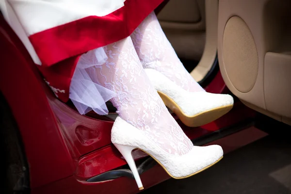 Zapatos blancos de la novia — Foto de Stock
