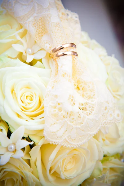Rings on white wedding flowers. — Stock Photo, Image