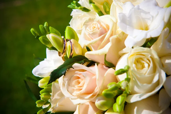 Svatební prsteny na květinách. — Stock fotografie