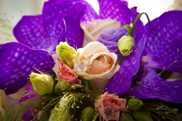 stock image Wedding rings on a wedding bouquet.