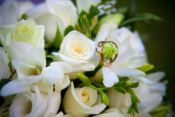 Jegygyűrűk virágokon. — Stock Fotó