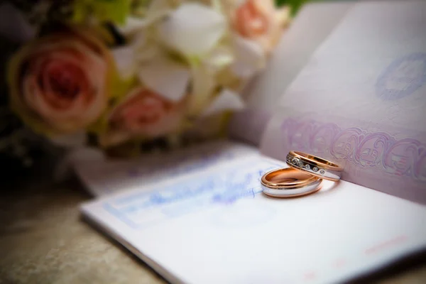 Rings and the passport. — Stock Photo, Image