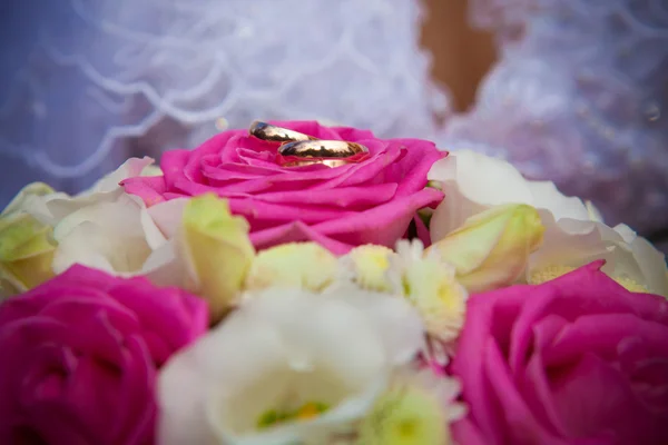 Anéis de casamento em um buquê de casamento . — Fotografia de Stock