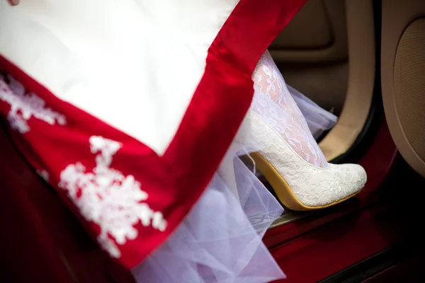 Zapatos blancos de la novia — Foto de Stock