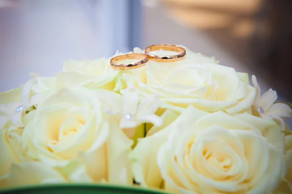 结婚戒指上的白色婚礼鲜花. — 图库照片