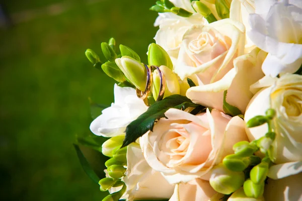 Кільця на білих весільних квітах . — стокове фото