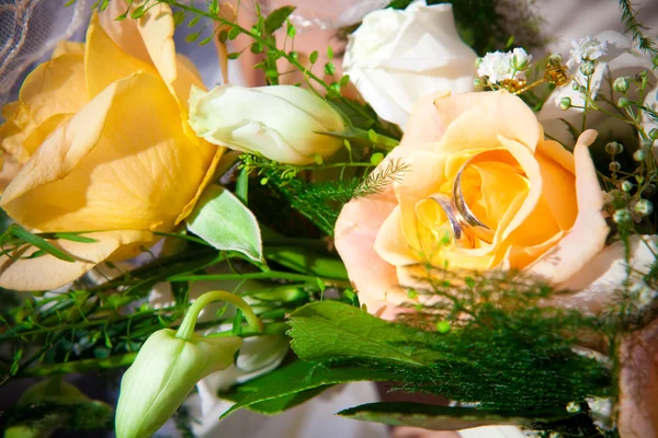 Jegygyűrű, virágok. — Stock Fotó