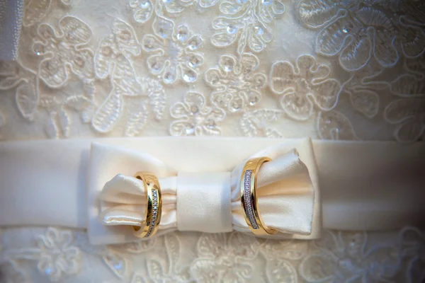 Anillos de boda de oro —  Fotos de Stock