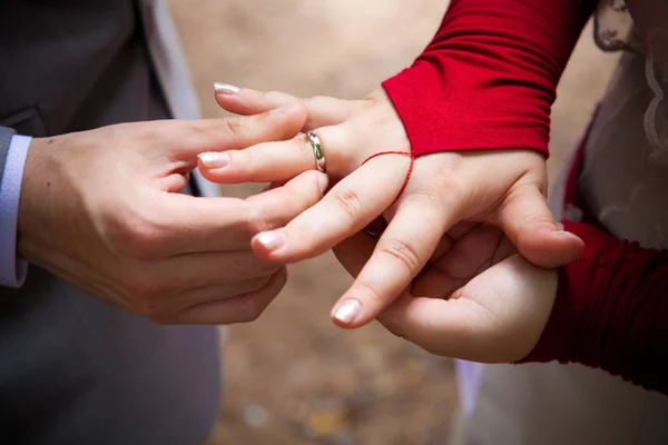 Mãos de um casal recém-casado — Fotografia de Stock