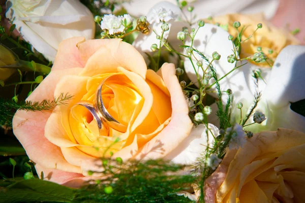 Jegygyűrű, virágok. — Stock Fotó