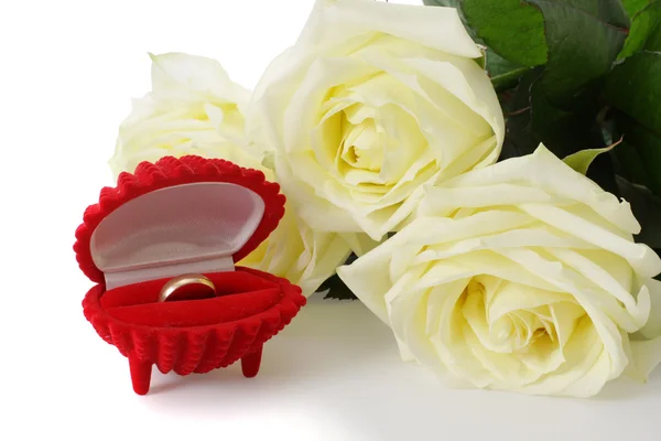 Rosas brancas e anel de casamento — Fotografia de Stock