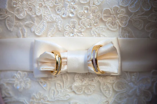 Zlaté svatební prsteny — Stock fotografie