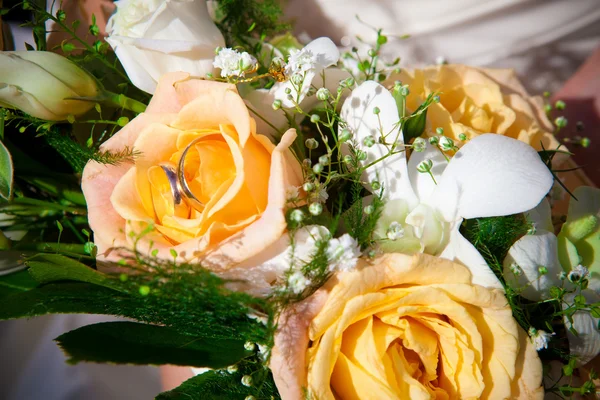 Wedding rings, Flowers. — Stock Photo, Image