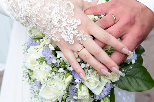 Hands of a newly-married — Stock Photo, Image