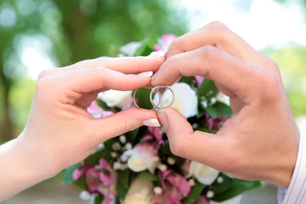 Händerna på en nyligen gift — Stockfoto