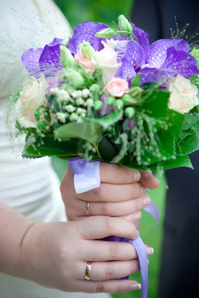 Elinde bir yeni evli — Stok fotoğraf