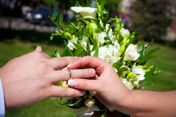 Tangan dari yang baru menikah — Stok Foto