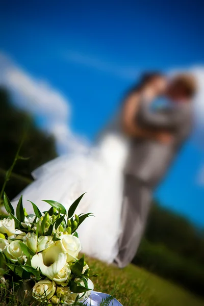 Couple nouvellement marié et bouquet de mariage . — Photo