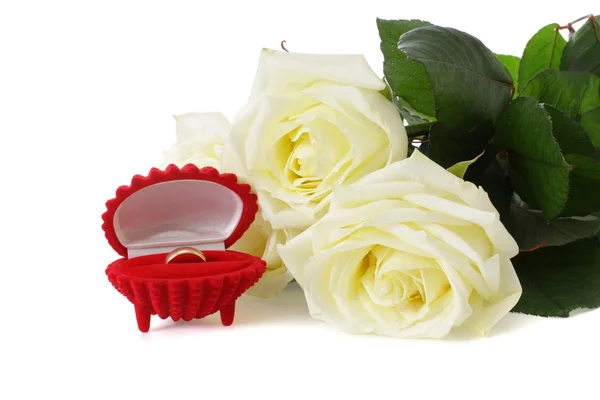Белые розы и обручальное кольцо — стоковое фото