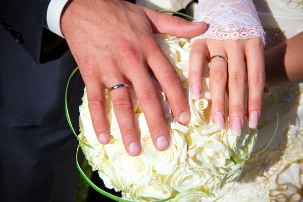Τα χέρια του ένα πρόσφατα παντρεμένος — Φωτογραφία Αρχείου