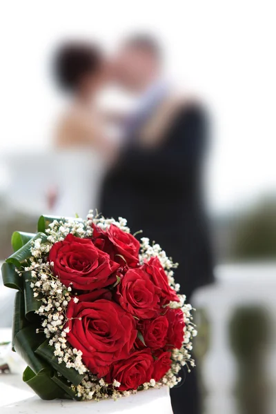 Newly-married couple and wedding bouquet. — Stock Photo, Image