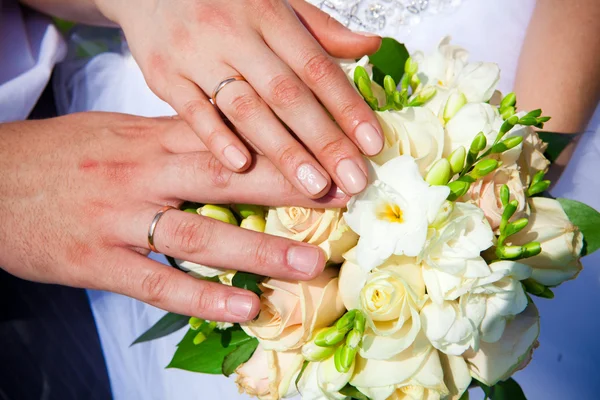 Hands of a newly-married — Stock Photo, Image