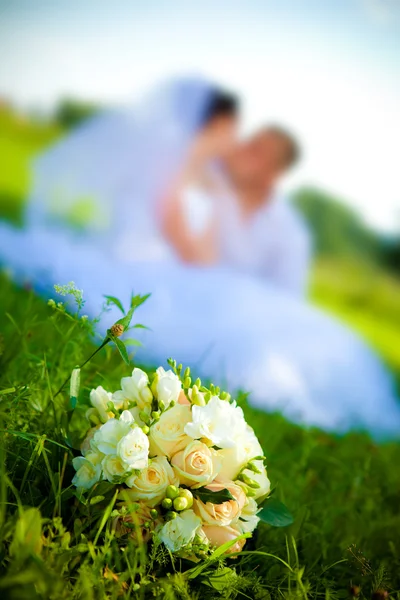 Couple nouvellement marié et bouquet de mariage . — Photo