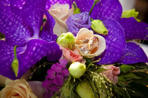 stock image Wedding rings on a wedding bouquet.