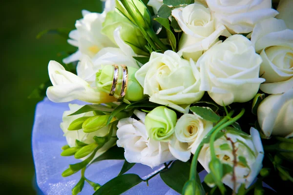 Bröllopsringar på blommor. — Stockfoto