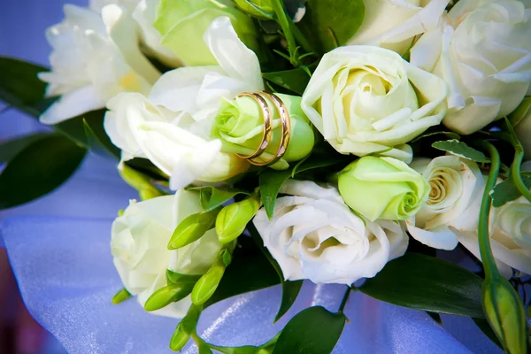 A virágok fehér esküvői Jegygyűrűk. — Stock Fotó