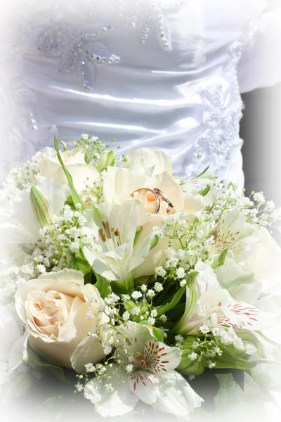 Bruiloft boeket over trouwringen — Stockfoto