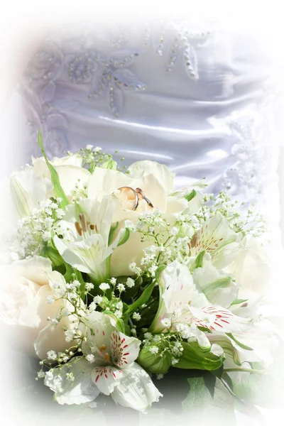 Bouquet da sposa su fedi nuziali — Foto Stock