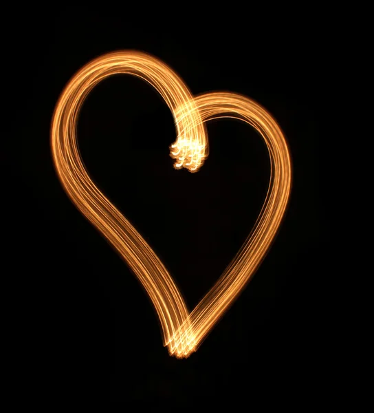 Corazón de la luz sobre un fondo negro . — Foto de Stock