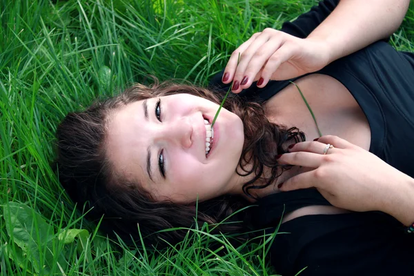 Menina em uma grama verde . — Fotografia de Stock