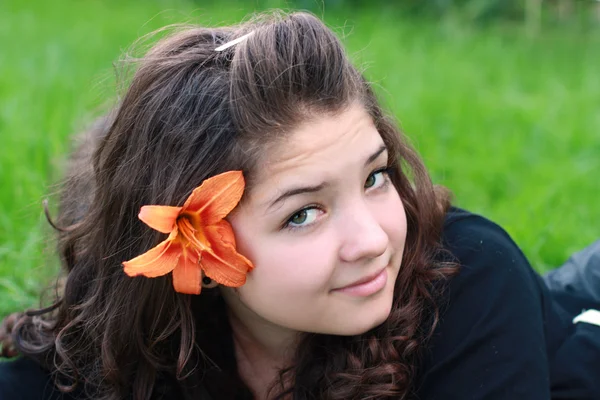 Adolescente, su un'erba . — Foto Stock