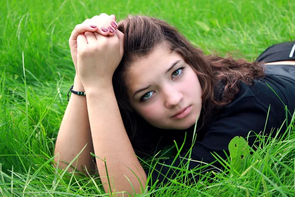 Mädchen auf Gras. — Stockfoto