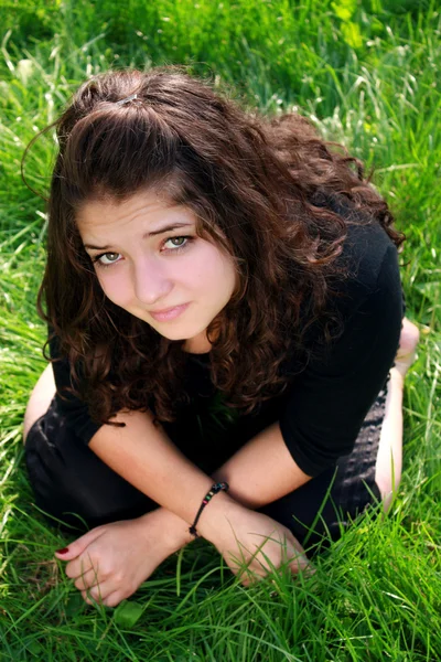 Meisje op een groen gras. — Stockfoto
