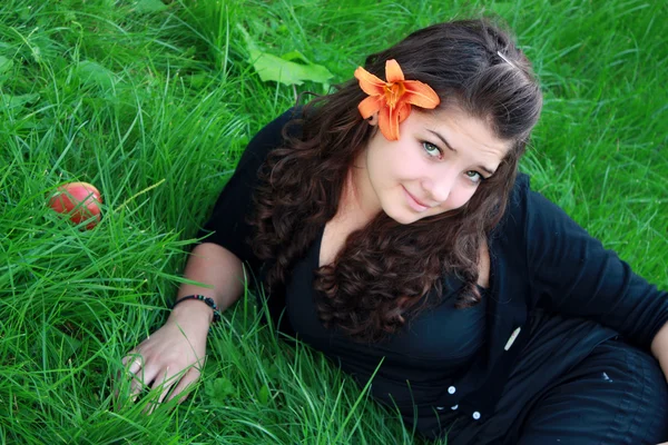 Девушка-подросток о цветке — стоковое фото