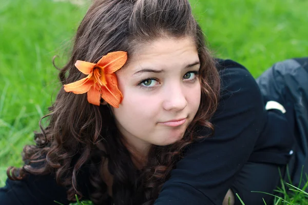Menina sobre uma flor . — Fotografia de Stock
