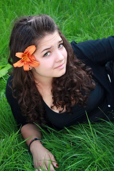 Meisje op een gras. — Stockfoto