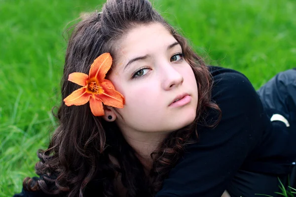 Adolescent, sur une herbe . — Photo