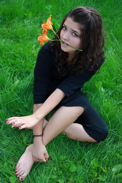 Menina sobre uma flor . — Fotografia de Stock