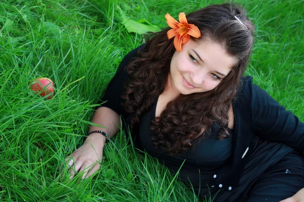 Meisje over een bloem. — Stockfoto