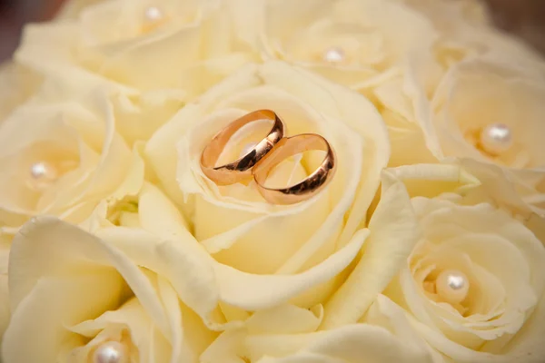 Snubní prsteny a svatební kytice — Stock fotografie