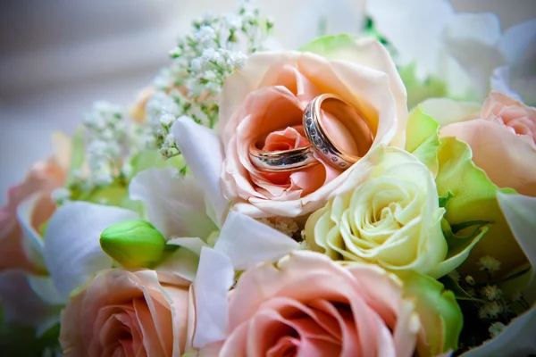 Alliances sur un bouquet de mariage . — Photo