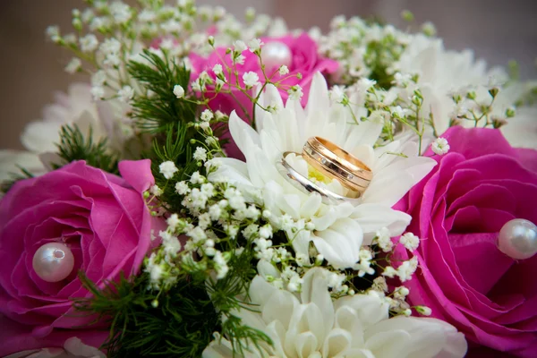 Anéis de casamento em um buquê. — Fotografia de Stock