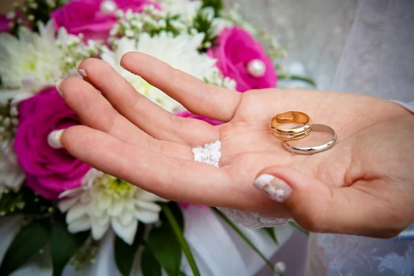 Anéis de casamento e flores. — Fotografia de Stock