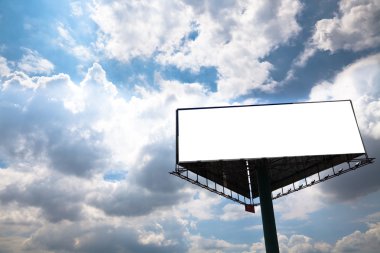 Mavi gökyüzü arka planda billboard.